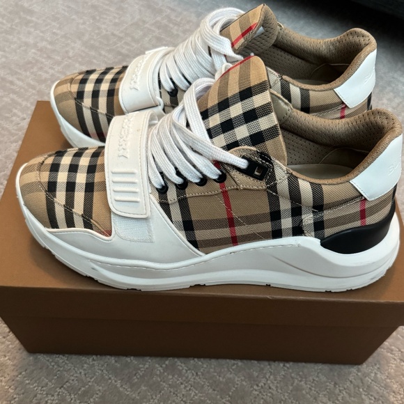 Burberry Low Top Sneaker EU Size 40 Multicolor - Picture 1 of 4